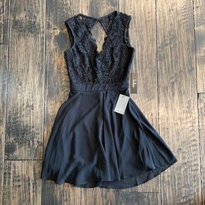 Women’s black lulus dress
